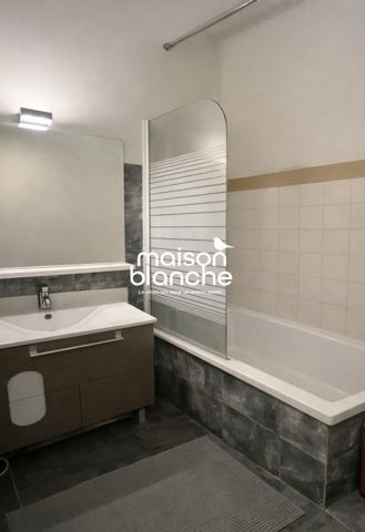 BORDEAUX CHARTRONS / CITE MONDIALE : JOLI T2 DE 42.55m² ON TRES BON ETAT  AVEC TERRASSE DE 8m² AU CALME, ...