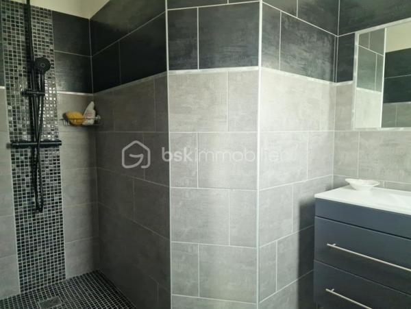 BELLE MAISON INDIVIDUELLE T5 CLIMATSEE - 4 CHAMBRES DONT 2 SUITES - 3 SALLES D'EAU - PISCINE 3.50*7 - JARDIN CMOT - PORTAIL ELECTRIQUE - POELE A BOIS - CUISINE OUVERTE SUR LE SALON - BUANDERIE - RESERVE - 2 GARAGES EST.
