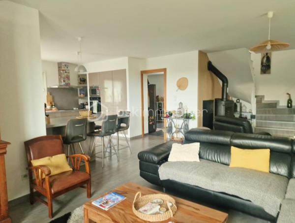 BELLE MAISON INDIVIDUELLE T5 CLIMATSEE - 4 CHAMBRES DONT 2 SUITES - 3 SALLES D'EAU - PISCINE 3.50*7 - JARDIN CMOT - PORTAIL ELECTRIQUE - POELE A BOIS - CUISINE OUVERTE SUR LE SALON - BUANDERIE - RESERVE - 2 GARAGES EST.
