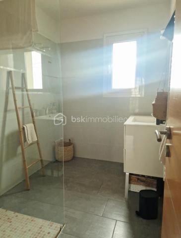 BELLE MAISON INDIVIDUELLE T5 CLIMATSEE - 4 CHAMBRES DONT 2 SUITES - 3 SALLES D'EAU - PISCINE 3.50*7 - JARDIN CMOT - PORTAIL ELECTRIQUE - POELE A BOIS - CUISINE OUVERTE SUR LE SALON - BUANDERIE - RESERVE - 2 GARAGES EST.