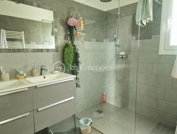 BELLE MAISON INDIVIDUELLE T5 CLIMATSEE - 4 CHAMBRES DONT 2 SUITES - 3 SALLES D'EAU - PISCINE 3.50*7 - JARDIN CMOT - PORTAIL ELECTRIQUE - POELE A BOIS - CUISINE OUVERTE SUR LE SALON - BUANDERIE - RESERVE - 2 GARAGES EST.
