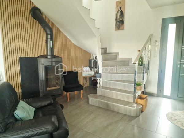 BELLE MAISON INDIVIDUELLE T5 CLIMATSEE - 4 CHAMBRES DONT 2 SUITES - 3 SALLES D'EAU - PISCINE 3.50*7 - JARDIN CMOT - PORTAIL ELECTRIQUE - POELE A BOIS - CUISINE OUVERTE SUR LE SALON - BUANDERIE - RESERVE - 2 GARAGES EST.
