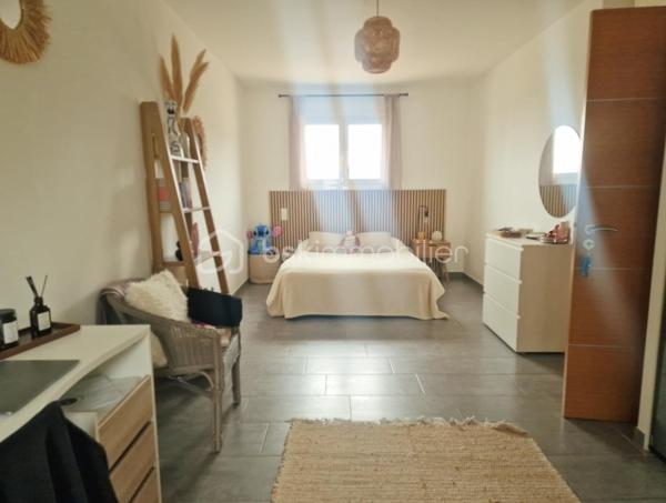 BELLE MAISON INDIVIDUELLE T5 CLIMATSEE - 4 CHAMBRES DONT 2 SUITES - 3 SALLES D'EAU - PISCINE 3.50*7 - JARDIN CMOT - PORTAIL ELECTRIQUE - POELE A BOIS - CUISINE OUVERTE SUR LE SALON - BUANDERIE - RESERVE - 2 GARAGES EST.