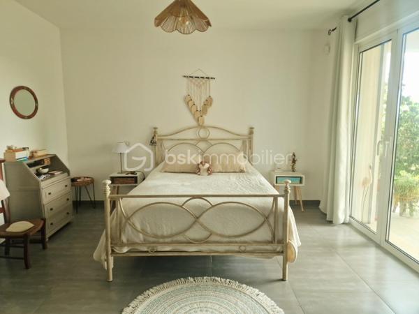 BELLE MAISON INDIVIDUELLE T5 CLIMATSEE - 4 CHAMBRES DONT 2 SUITES - 3 SALLES D'EAU - PISCINE 3.50*7 - JARDIN CMOT - PORTAIL ELECTRIQUE - POELE A BOIS - CUISINE OUVERTE SUR LE SALON - BUANDERIE - RESERVE - 2 GARAGES EST.