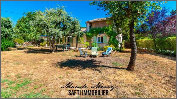 Maison composée de deux logements - maison principale en rez-de-jardin d'environ 110 m2 - appartement au premier étage de type T2 d'environ 28 m2 - jolie parcelle plate de 1200 m2 - terrain piscinable - bout d'impasse et plein sud