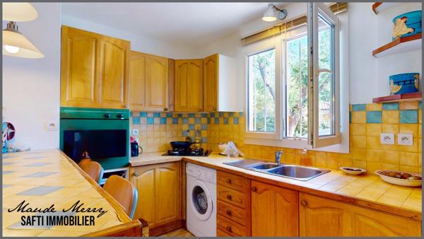 Maison composée de deux logements - maison principale en rez-de-jardin d'environ 110 m2 - appartement au premier étage de type T2 d'environ 28 m2 - jolie parcelle plate de 1200 m2 - terrain piscinable - bout d'impasse et plein sud