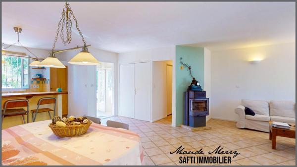 Maison composée de deux logements - maison principale en rez-de-jardin d'environ 110 m2 - appartement au premier étage de type T2 d'environ 28 m2 - jolie parcelle plate de 1200 m2 - terrain piscinable - bout d'impasse et plein sud