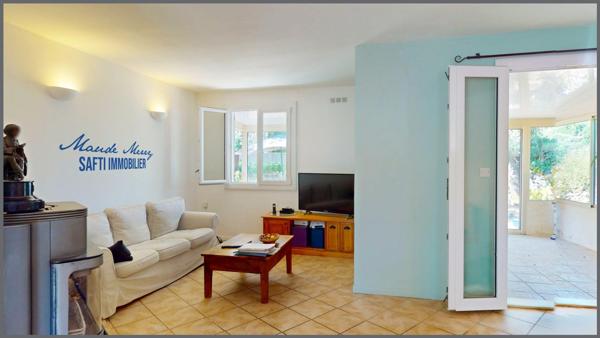 Maison composée de deux logements - maison principale en rez-de-jardin d'environ 110 m2 - appartement au premier étage de type T2 d'environ 28 m2 - jolie parcelle plate de 1200 m2 - terrain piscinable - bout d'impasse et plein sud