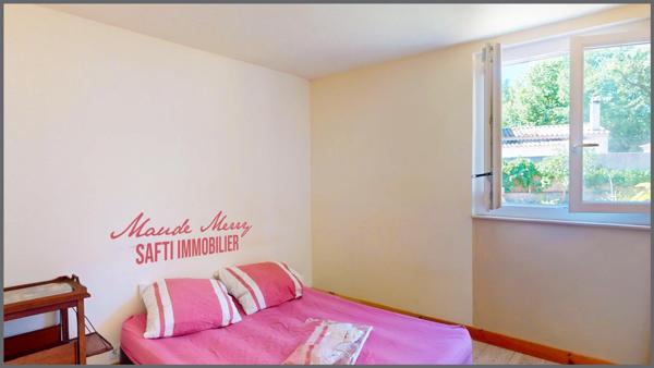 Maison composée de deux logements - maison principale en rez-de-jardin d'environ 110 m2 - appartement au premier étage de type T2 d'environ 28 m2 - jolie parcelle plate de 1200 m2 - terrain piscinable - bout d'impasse et plein sud