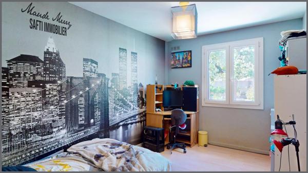 Maison composée de deux logements - maison principale en rez-de-jardin d'environ 110 m2 - appartement au premier étage de type T2 d'environ 28 m2 - jolie parcelle plate de 1200 m2 - terrain piscinable - bout d'impasse et plein sud