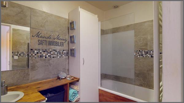 Maison composée de deux logements - maison principale en rez-de-jardin d'environ 110 m2 - appartement au premier étage de type T2 d'environ 28 m2 - jolie parcelle plate de 1200 m2 - terrain piscinable - bout d'impasse et plein sud