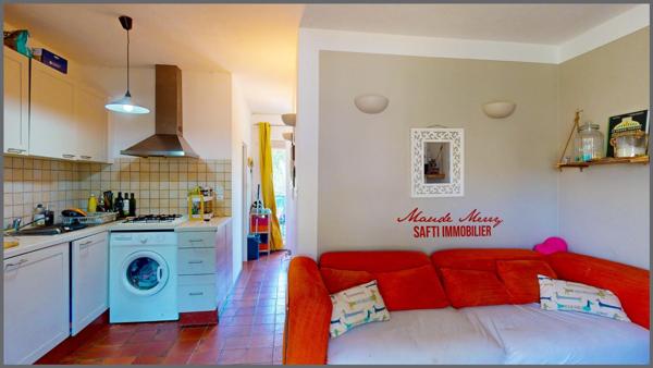 Maison composée de deux logements - maison principale en rez-de-jardin d'environ 110 m2 - appartement au premier étage de type T2 d'environ 28 m2 - jolie parcelle plate de 1200 m2 - terrain piscinable - bout d'impasse et plein sud