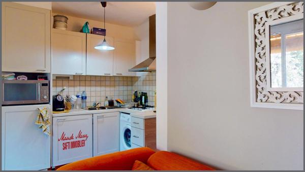 Maison composée de deux logements - maison principale en rez-de-jardin d'environ 110 m2 - appartement au premier étage de type T2 d'environ 28 m2 - jolie parcelle plate de 1200 m2 - terrain piscinable - bout d'impasse et plein sud