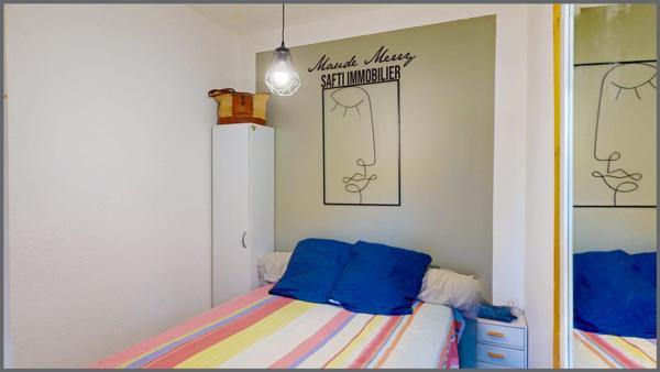 Maison composée de deux logements - maison principale en rez-de-jardin d'environ 110 m2 - appartement au premier étage de type T2 d'environ 28 m2 - jolie parcelle plate de 1200 m2 - terrain piscinable - bout d'impasse et plein sud