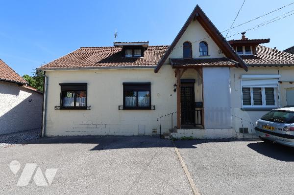 Exclusivité,
Ravissante maison semi-individuelle, 2 chambres, bureau, jardin avec bâtiment de 30m².