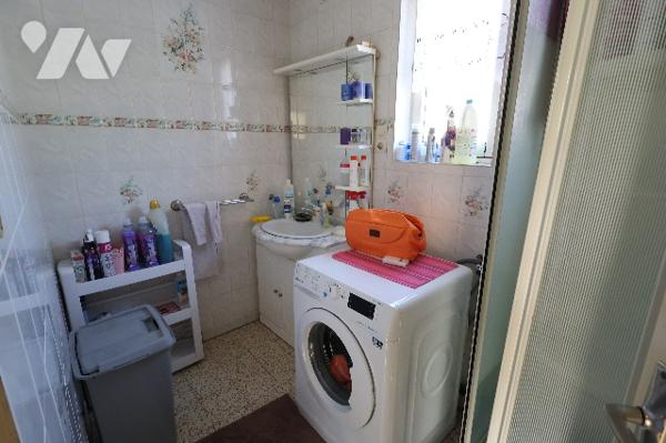 Exclusivité,
Ravissante maison semi-individuelle, 2 chambres, bureau, jardin avec bâtiment de 30m².