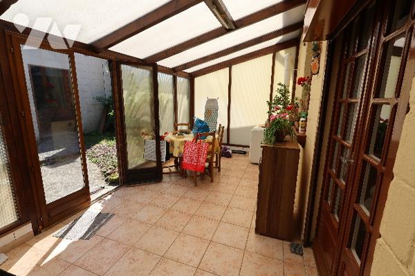 Exclusivité,
Ravissante maison semi-individuelle, 2 chambres, bureau, jardin avec bâtiment de 30m².