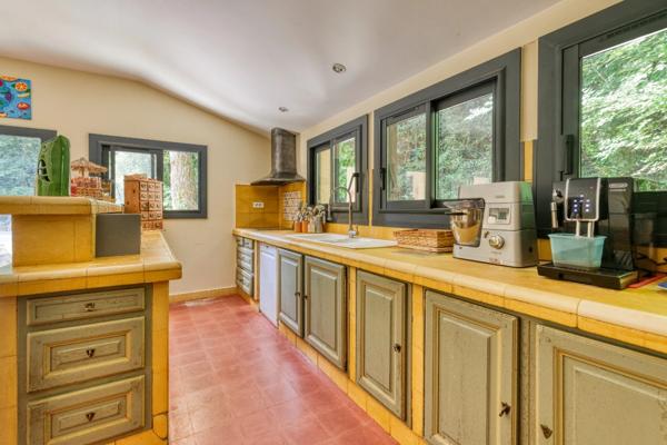 Villa à Villeneuve-lès-Avignon de 283 m² au cœur d’une pinède – calme, volumes et potentiel locatif (30)