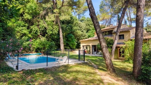 Villa à Villeneuve-lès-Avignon de 283 m² au cœur d’une pinède – calme, volumes et potentiel locatif (30)