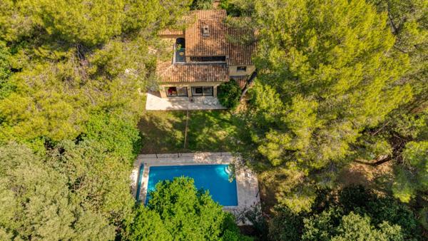 Villa à Villeneuve-lès-Avignon de 283 m² au cœur d’une pinède – calme, volumes et potentiel locatif (30)
