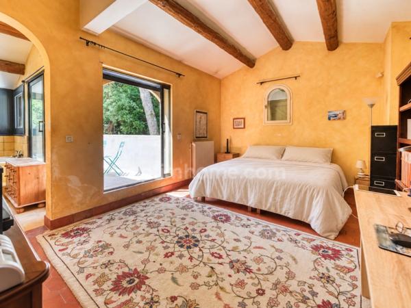 Villa à Villeneuve-lès-Avignon de 283 m² au cœur d’une pinède – calme, volumes et potentiel locatif (30)