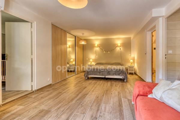 Villa à Villeneuve-lès-Avignon de 283 m² au cœur d’une pinède – calme, volumes et potentiel locatif (30)