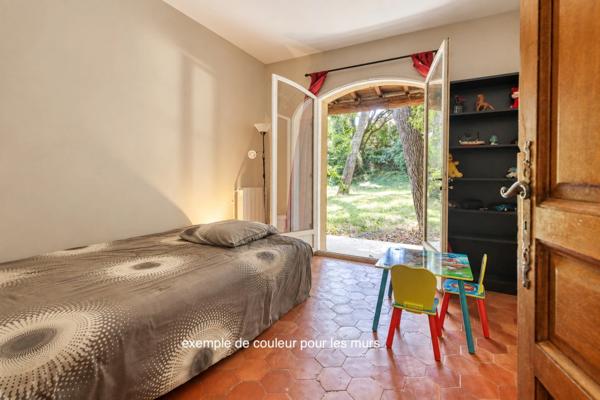 Villa à Villeneuve-lès-Avignon de 283 m² au cœur d’une pinède – calme, volumes et potentiel locatif (30)