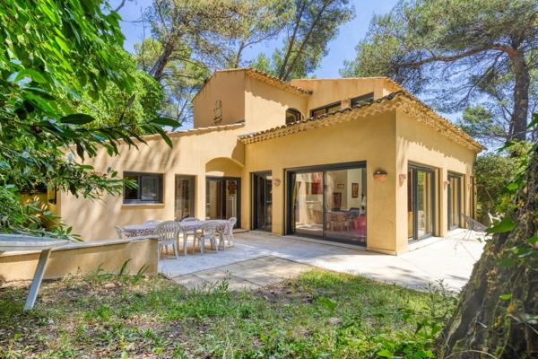 Villa à Villeneuve-lès-Avignon de 283 m² au cœur d’une pinède – calme, volumes et potentiel locatif (30)