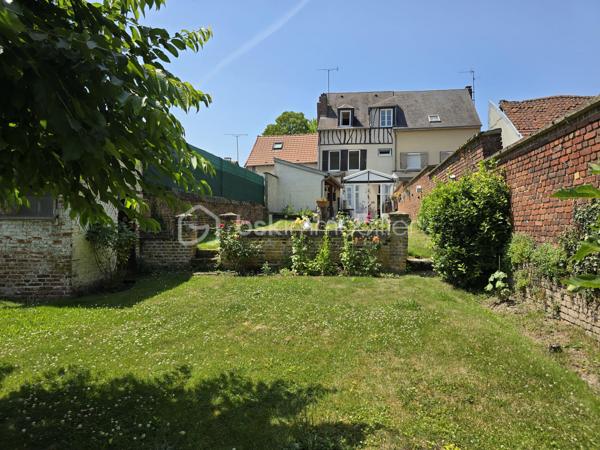 Au cœur de la commune de Breteuil (60120), Maison historique de 139m² offrant un cadre de vie unique et chargé d'histoire. 
Toutes les commodités du quotidien (écoles, commerces, transports et accès rapide à l'autoroute A16) sont accessibles immédiatement sur place. A seulement 25 minutes de Beauvais et 30 minutes d'Amiens.

Érigée sur plusieurs niveaux, cette maison est faite pour les amoureux de l'ancien grâce à la préservation de ses éléments d'époque : parquets anciens d'origine, véritables tomettes et cheminée ancienne.

Au rez-de-chaussée : L'entrée et son escalier d'époque. Ce niveau comprend un WC ainsi qu'un accès à une cave parfaitement aménagée en espace buanderie.

Au premier étage : Un palier dessert la pièce de vie. La cuisine aménagée s'ouvre sur une véranda, offrant un accès direct vers le jardin.

Au deuxième étage : Un palier distribue deux belles chambres, ainsi qu'une salle d'eau et un WC.

Au dernier étage : L'espace nuit se complète de deux autres chambres, dont l'une dispose de son propre espace dressing.

Bien que dotée d'un cachet historique, la maison est équipée d'une pompe à chaleur, de menuiseries en double vitrage et d'un ballon thermodynamique.

Un jardin entièrement clos, terrasse et véranda.

Un bien coup de cœur, rare sur le marché de Breteuil, idéal pour les familles recherchant le charme absolu de l'ancien sans aucun compromis sur le confort moderne.

Contact et expertise locale
Pour toute demande de renseignements complémentaires ou pour planifier une visite de cette demeure, contactez Julien Casanova - BSK Immobilier.

J'interviens au quotidien sur votre secteur pour vous accompagner dans la réussite de vos projets d'achat, de vente et pour réaliser votre avis de valeur ou votre estimation gratuite à Breteuil, Saint-Just-en-Chaussée, Beauvais, Tillé et Allonne (60000).