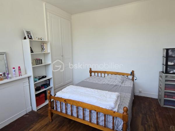 Au cœur de la commune de Breteuil (60120), Maison historique de 139m² offrant un cadre de vie unique et chargé d'histoire. 
Toutes les commodités du quotidien (écoles, commerces, transports et accès rapide à l'autoroute A16) sont accessibles immédiatement sur place. A seulement 25 minutes de Beauvais et 30 minutes d'Amiens.

Érigée sur plusieurs niveaux, cette maison est faite pour les amoureux de l'ancien grâce à la préservation de ses éléments d'époque : parquets anciens d'origine, véritables tomettes et cheminée ancienne.

Au rez-de-chaussée : L'entrée et son escalier d'époque. Ce niveau comprend un WC ainsi qu'un accès à une cave parfaitement aménagée en espace buanderie.

Au premier étage : Un palier dessert la pièce de vie. La cuisine aménagée s'ouvre sur une véranda, offrant un accès direct vers le jardin.

Au deuxième étage : Un palier distribue deux belles chambres, ainsi qu'une salle d'eau et un WC.

Au dernier étage : L'espace nuit se complète de deux autres chambres, dont l'une dispose de son propre espace dressing.

Bien que dotée d'un cachet historique, la maison est équipée d'une pompe à chaleur, de menuiseries en double vitrage et d'un ballon thermodynamique.

Un jardin entièrement clos, terrasse et véranda.

Un bien coup de cœur, rare sur le marché de Breteuil, idéal pour les familles recherchant le charme absolu de l'ancien sans aucun compromis sur le confort moderne.

Contact et expertise locale
Pour toute demande de renseignements complémentaires ou pour planifier une visite de cette demeure, contactez Julien Casanova - BSK Immobilier.

J'interviens au quotidien sur votre secteur pour vous accompagner dans la réussite de vos projets d'achat, de vente et pour réaliser votre avis de valeur ou votre estimation gratuite à Breteuil, Saint-Just-en-Chaussée, Beauvais, Tillé et Allonne (60000).
