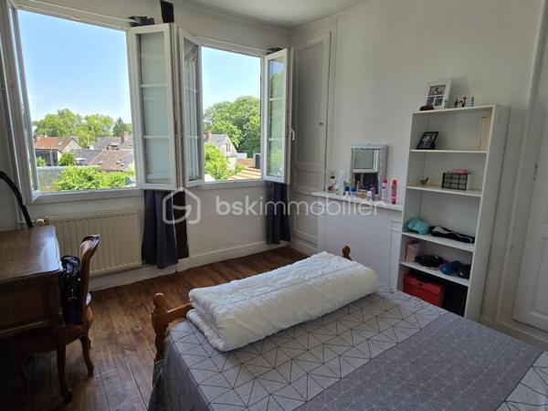 Au cœur de la commune de Breteuil (60120), Maison historique de 139m² offrant un cadre de vie unique et chargé d'histoire. 
Toutes les commodités du quotidien (écoles, commerces, transports et accès rapide à l'autoroute A16) sont accessibles immédiatement sur place. A seulement 25 minutes de Beauvais et 30 minutes d'Amiens.

Érigée sur plusieurs niveaux, cette maison est faite pour les amoureux de l'ancien grâce à la préservation de ses éléments d'époque : parquets anciens d'origine, véritables tomettes et cheminée ancienne.

Au rez-de-chaussée : L'entrée et son escalier d'époque. Ce niveau comprend un WC ainsi qu'un accès à une cave parfaitement aménagée en espace buanderie.

Au premier étage : Un palier dessert la pièce de vie. La cuisine aménagée s'ouvre sur une véranda, offrant un accès direct vers le jardin.

Au deuxième étage : Un palier distribue deux belles chambres, ainsi qu'une salle d'eau et un WC.

Au dernier étage : L'espace nuit se complète de deux autres chambres, dont l'une dispose de son propre espace dressing.

Bien que dotée d'un cachet historique, la maison est équipée d'une pompe à chaleur, de menuiseries en double vitrage et d'un ballon thermodynamique.

Un jardin entièrement clos, terrasse et véranda.

Un bien coup de cœur, rare sur le marché de Breteuil, idéal pour les familles recherchant le charme absolu de l'ancien sans aucun compromis sur le confort moderne.

Contact et expertise locale
Pour toute demande de renseignements complémentaires ou pour planifier une visite de cette demeure, contactez Julien Casanova - BSK Immobilier.

J'interviens au quotidien sur votre secteur pour vous accompagner dans la réussite de vos projets d'achat, de vente et pour réaliser votre avis de valeur ou votre estimation gratuite à Breteuil, Saint-Just-en-Chaussée, Beauvais, Tillé et Allonne (60000).