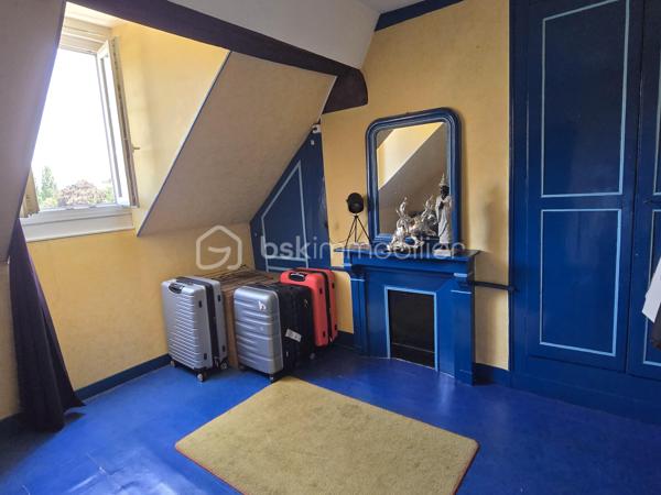Au cœur de la commune de Breteuil (60120), Maison historique de 139m² offrant un cadre de vie unique et chargé d'histoire. 
Toutes les commodités du quotidien (écoles, commerces, transports et accès rapide à l'autoroute A16) sont accessibles immédiatement sur place. A seulement 25 minutes de Beauvais et 30 minutes d'Amiens.

Érigée sur plusieurs niveaux, cette maison est faite pour les amoureux de l'ancien grâce à la préservation de ses éléments d'époque : parquets anciens d'origine, véritables tomettes et cheminée ancienne.

Au rez-de-chaussée : L'entrée et son escalier d'époque. Ce niveau comprend un WC ainsi qu'un accès à une cave parfaitement aménagée en espace buanderie.

Au premier étage : Un palier dessert la pièce de vie. La cuisine aménagée s'ouvre sur une véranda, offrant un accès direct vers le jardin.

Au deuxième étage : Un palier distribue deux belles chambres, ainsi qu'une salle d'eau et un WC.

Au dernier étage : L'espace nuit se complète de deux autres chambres, dont l'une dispose de son propre espace dressing.

Bien que dotée d'un cachet historique, la maison est équipée d'une pompe à chaleur, de menuiseries en double vitrage et d'un ballon thermodynamique.

Un jardin entièrement clos, terrasse et véranda.

Un bien coup de cœur, rare sur le marché de Breteuil, idéal pour les familles recherchant le charme absolu de l'ancien sans aucun compromis sur le confort moderne.

Contact et expertise locale
Pour toute demande de renseignements complémentaires ou pour planifier une visite de cette demeure, contactez Julien Casanova - BSK Immobilier.

J'interviens au quotidien sur votre secteur pour vous accompagner dans la réussite de vos projets d'achat, de vente et pour réaliser votre avis de valeur ou votre estimation gratuite à Breteuil, Saint-Just-en-Chaussée, Beauvais, Tillé et Allonne (60000).