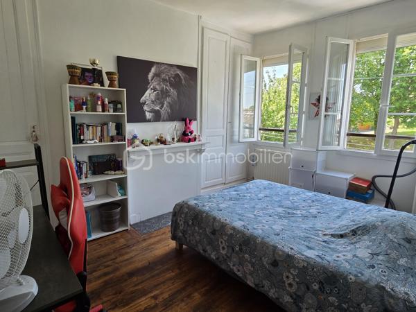 Au cœur de la commune de Breteuil (60120), Maison historique de 139m² offrant un cadre de vie unique et chargé d'histoire. 
Toutes les commodités du quotidien (écoles, commerces, transports et accès rapide à l'autoroute A16) sont accessibles immédiatement sur place. A seulement 25 minutes de Beauvais et 30 minutes d'Amiens.

Érigée sur plusieurs niveaux, cette maison est faite pour les amoureux de l'ancien grâce à la préservation de ses éléments d'époque : parquets anciens d'origine, véritables tomettes et cheminée ancienne.

Au rez-de-chaussée : L'entrée et son escalier d'époque. Ce niveau comprend un WC ainsi qu'un accès à une cave parfaitement aménagée en espace buanderie.

Au premier étage : Un palier dessert la pièce de vie. La cuisine aménagée s'ouvre sur une véranda, offrant un accès direct vers le jardin.

Au deuxième étage : Un palier distribue deux belles chambres, ainsi qu'une salle d'eau et un WC.

Au dernier étage : L'espace nuit se complète de deux autres chambres, dont l'une dispose de son propre espace dressing.

Bien que dotée d'un cachet historique, la maison est équipée d'une pompe à chaleur, de menuiseries en double vitrage et d'un ballon thermodynamique.

Un jardin entièrement clos, terrasse et véranda.

Un bien coup de cœur, rare sur le marché de Breteuil, idéal pour les familles recherchant le charme absolu de l'ancien sans aucun compromis sur le confort moderne.

Contact et expertise locale
Pour toute demande de renseignements complémentaires ou pour planifier une visite de cette demeure, contactez Julien Casanova - BSK Immobilier.

J'interviens au quotidien sur votre secteur pour vous accompagner dans la réussite de vos projets d'achat, de vente et pour réaliser votre avis de valeur ou votre estimation gratuite à Breteuil, Saint-Just-en-Chaussée, Beauvais, Tillé et Allonne (60000).