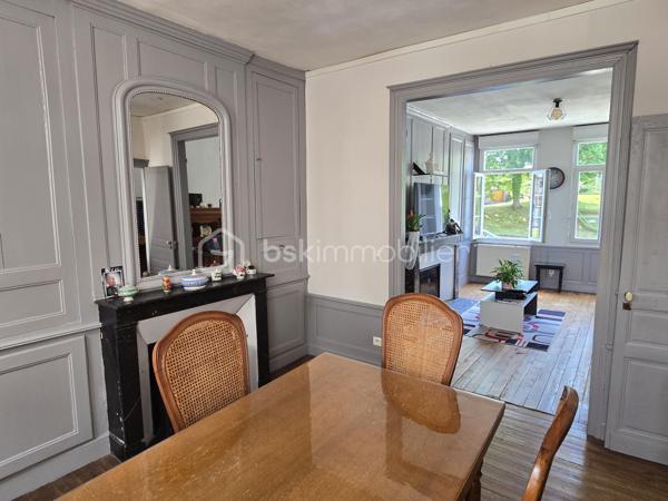 Au cœur de la commune de Breteuil (60120), Maison historique de 139m² offrant un cadre de vie unique et chargé d'histoire. 
Toutes les commodités du quotidien (écoles, commerces, transports et accès rapide à l'autoroute A16) sont accessibles immédiatement sur place. A seulement 25 minutes de Beauvais et 30 minutes d'Amiens.

Érigée sur plusieurs niveaux, cette maison est faite pour les amoureux de l'ancien grâce à la préservation de ses éléments d'époque : parquets anciens d'origine, véritables tomettes et cheminée ancienne.

Au rez-de-chaussée : L'entrée et son escalier d'époque. Ce niveau comprend un WC ainsi qu'un accès à une cave parfaitement aménagée en espace buanderie.

Au premier étage : Un palier dessert la pièce de vie. La cuisine aménagée s'ouvre sur une véranda, offrant un accès direct vers le jardin.

Au deuxième étage : Un palier distribue deux belles chambres, ainsi qu'une salle d'eau et un WC.

Au dernier étage : L'espace nuit se complète de deux autres chambres, dont l'une dispose de son propre espace dressing.

Bien que dotée d'un cachet historique, la maison est équipée d'une pompe à chaleur, de menuiseries en double vitrage et d'un ballon thermodynamique.

Un jardin entièrement clos, terrasse et véranda.

Un bien coup de cœur, rare sur le marché de Breteuil, idéal pour les familles recherchant le charme absolu de l'ancien sans aucun compromis sur le confort moderne.

Contact et expertise locale
Pour toute demande de renseignements complémentaires ou pour planifier une visite de cette demeure, contactez Julien Casanova - BSK Immobilier.

J'interviens au quotidien sur votre secteur pour vous accompagner dans la réussite de vos projets d'achat, de vente et pour réaliser votre avis de valeur ou votre estimation gratuite à Breteuil, Saint-Just-en-Chaussée, Beauvais, Tillé et Allonne (60000).