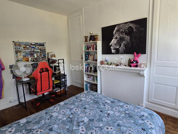Au cœur de la commune de Breteuil (60120), Maison historique de 139m² offrant un cadre de vie unique et chargé d'histoire. 
Toutes les commodités du quotidien (écoles, commerces, transports et accès rapide à l'autoroute A16) sont accessibles immédiatement sur place. A seulement 25 minutes de Beauvais et 30 minutes d'Amiens.

Érigée sur plusieurs niveaux, cette maison est faite pour les amoureux de l'ancien grâce à la préservation de ses éléments d'époque : parquets anciens d'origine, véritables tomettes et cheminée ancienne.

Au rez-de-chaussée : L'entrée et son escalier d'époque. Ce niveau comprend un WC ainsi qu'un accès à une cave parfaitement aménagée en espace buanderie.

Au premier étage : Un palier dessert la pièce de vie. La cuisine aménagée s'ouvre sur une véranda, offrant un accès direct vers le jardin.

Au deuxième étage : Un palier distribue deux belles chambres, ainsi qu'une salle d'eau et un WC.

Au dernier étage : L'espace nuit se complète de deux autres chambres, dont l'une dispose de son propre espace dressing.

Bien que dotée d'un cachet historique, la maison est équipée d'une pompe à chaleur, de menuiseries en double vitrage et d'un ballon thermodynamique.

Un jardin entièrement clos, terrasse et véranda.

Un bien coup de cœur, rare sur le marché de Breteuil, idéal pour les familles recherchant le charme absolu de l'ancien sans aucun compromis sur le confort moderne.

Contact et expertise locale
Pour toute demande de renseignements complémentaires ou pour planifier une visite de cette demeure, contactez Julien Casanova - BSK Immobilier.

J'interviens au quotidien sur votre secteur pour vous accompagner dans la réussite de vos projets d'achat, de vente et pour réaliser votre avis de valeur ou votre estimation gratuite à Breteuil, Saint-Just-en-Chaussée, Beauvais, Tillé et Allonne (60000).