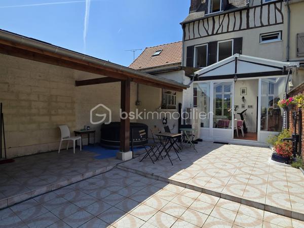 Au cœur de la commune de Breteuil (60120), Maison historique de 139m² offrant un cadre de vie unique et chargé d'histoire. 
Toutes les commodités du quotidien (écoles, commerces, transports et accès rapide à l'autoroute A16) sont accessibles immédiatement sur place. A seulement 25 minutes de Beauvais et 30 minutes d'Amiens.

Érigée sur plusieurs niveaux, cette maison est faite pour les amoureux de l'ancien grâce à la préservation de ses éléments d'époque : parquets anciens d'origine, véritables tomettes et cheminée ancienne.

Au rez-de-chaussée : L'entrée et son escalier d'époque. Ce niveau comprend un WC ainsi qu'un accès à une cave parfaitement aménagée en espace buanderie.

Au premier étage : Un palier dessert la pièce de vie. La cuisine aménagée s'ouvre sur une véranda, offrant un accès direct vers le jardin.

Au deuxième étage : Un palier distribue deux belles chambres, ainsi qu'une salle d'eau et un WC.

Au dernier étage : L'espace nuit se complète de deux autres chambres, dont l'une dispose de son propre espace dressing.

Bien que dotée d'un cachet historique, la maison est équipée d'une pompe à chaleur, de menuiseries en double vitrage et d'un ballon thermodynamique.

Un jardin entièrement clos, terrasse et véranda.

Un bien coup de cœur, rare sur le marché de Breteuil, idéal pour les familles recherchant le charme absolu de l'ancien sans aucun compromis sur le confort moderne.

Contact et expertise locale
Pour toute demande de renseignements complémentaires ou pour planifier une visite de cette demeure, contactez Julien Casanova - BSK Immobilier.

J'interviens au quotidien sur votre secteur pour vous accompagner dans la réussite de vos projets d'achat, de vente et pour réaliser votre avis de valeur ou votre estimation gratuite à Breteuil, Saint-Just-en-Chaussée, Beauvais, Tillé et Allonne (60000).