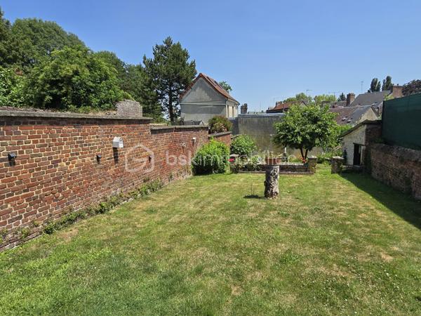 Au cœur de la commune de Breteuil (60120), Maison historique de 139m² offrant un cadre de vie unique et chargé d'histoire. 
Toutes les commodités du quotidien (écoles, commerces, transports et accès rapide à l'autoroute A16) sont accessibles immédiatement sur place. A seulement 25 minutes de Beauvais et 30 minutes d'Amiens.

Érigée sur plusieurs niveaux, cette maison est faite pour les amoureux de l'ancien grâce à la préservation de ses éléments d'époque : parquets anciens d'origine, véritables tomettes et cheminée ancienne.

Au rez-de-chaussée : L'entrée et son escalier d'époque. Ce niveau comprend un WC ainsi qu'un accès à une cave parfaitement aménagée en espace buanderie.

Au premier étage : Un palier dessert la pièce de vie. La cuisine aménagée s'ouvre sur une véranda, offrant un accès direct vers le jardin.

Au deuxième étage : Un palier distribue deux belles chambres, ainsi qu'une salle d'eau et un WC.

Au dernier étage : L'espace nuit se complète de deux autres chambres, dont l'une dispose de son propre espace dressing.

Bien que dotée d'un cachet historique, la maison est équipée d'une pompe à chaleur, de menuiseries en double vitrage et d'un ballon thermodynamique.

Un jardin entièrement clos, terrasse et véranda.

Un bien coup de cœur, rare sur le marché de Breteuil, idéal pour les familles recherchant le charme absolu de l'ancien sans aucun compromis sur le confort moderne.

Contact et expertise locale
Pour toute demande de renseignements complémentaires ou pour planifier une visite de cette demeure, contactez Julien Casanova - BSK Immobilier.

J'interviens au quotidien sur votre secteur pour vous accompagner dans la réussite de vos projets d'achat, de vente et pour réaliser votre avis de valeur ou votre estimation gratuite à Breteuil, Saint-Just-en-Chaussée, Beauvais, Tillé et Allonne (60000).