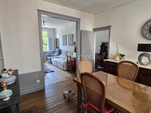 Au cœur de la commune de Breteuil (60120), Maison historique de 139m² offrant un cadre de vie unique et chargé d'histoire. 
Toutes les commodités du quotidien (écoles, commerces, transports et accès rapide à l'autoroute A16) sont accessibles immédiatement sur place. A seulement 25 minutes de Beauvais et 30 minutes d'Amiens.

Érigée sur plusieurs niveaux, cette maison est faite pour les amoureux de l'ancien grâce à la préservation de ses éléments d'époque : parquets anciens d'origine, véritables tomettes et cheminée ancienne.

Au rez-de-chaussée : L'entrée et son escalier d'époque. Ce niveau comprend un WC ainsi qu'un accès à une cave parfaitement aménagée en espace buanderie.

Au premier étage : Un palier dessert la pièce de vie. La cuisine aménagée s'ouvre sur une véranda, offrant un accès direct vers le jardin.

Au deuxième étage : Un palier distribue deux belles chambres, ainsi qu'une salle d'eau et un WC.

Au dernier étage : L'espace nuit se complète de deux autres chambres, dont l'une dispose de son propre espace dressing.

Bien que dotée d'un cachet historique, la maison est équipée d'une pompe à chaleur, de menuiseries en double vitrage et d'un ballon thermodynamique.

Un jardin entièrement clos, terrasse et véranda.

Un bien coup de cœur, rare sur le marché de Breteuil, idéal pour les familles recherchant le charme absolu de l'ancien sans aucun compromis sur le confort moderne.

Contact et expertise locale
Pour toute demande de renseignements complémentaires ou pour planifier une visite de cette demeure, contactez Julien Casanova - BSK Immobilier.

J'interviens au quotidien sur votre secteur pour vous accompagner dans la réussite de vos projets d'achat, de vente et pour réaliser votre avis de valeur ou votre estimation gratuite à Breteuil, Saint-Just-en-Chaussée, Beauvais, Tillé et Allonne (60000).