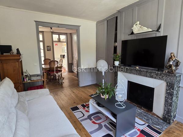 Au cœur de la commune de Breteuil (60120), Maison historique de 139m² offrant un cadre de vie unique et chargé d'histoire. 
Toutes les commodités du quotidien (écoles, commerces, transports et accès rapide à l'autoroute A16) sont accessibles immédiatement sur place. A seulement 25 minutes de Beauvais et 30 minutes d'Amiens.

Érigée sur plusieurs niveaux, cette maison est faite pour les amoureux de l'ancien grâce à la préservation de ses éléments d'époque : parquets anciens d'origine, véritables tomettes et cheminée ancienne.

Au rez-de-chaussée : L'entrée et son escalier d'époque. Ce niveau comprend un WC ainsi qu'un accès à une cave parfaitement aménagée en espace buanderie.

Au premier étage : Un palier dessert la pièce de vie. La cuisine aménagée s'ouvre sur une véranda, offrant un accès direct vers le jardin.

Au deuxième étage : Un palier distribue deux belles chambres, ainsi qu'une salle d'eau et un WC.

Au dernier étage : L'espace nuit se complète de deux autres chambres, dont l'une dispose de son propre espace dressing.

Bien que dotée d'un cachet historique, la maison est équipée d'une pompe à chaleur, de menuiseries en double vitrage et d'un ballon thermodynamique.

Un jardin entièrement clos, terrasse et véranda.

Un bien coup de cœur, rare sur le marché de Breteuil, idéal pour les familles recherchant le charme absolu de l'ancien sans aucun compromis sur le confort moderne.

Contact et expertise locale
Pour toute demande de renseignements complémentaires ou pour planifier une visite de cette demeure, contactez Julien Casanova - BSK Immobilier.

J'interviens au quotidien sur votre secteur pour vous accompagner dans la réussite de vos projets d'achat, de vente et pour réaliser votre avis de valeur ou votre estimation gratuite à Breteuil, Saint-Just-en-Chaussée, Beauvais, Tillé et Allonne (60000).