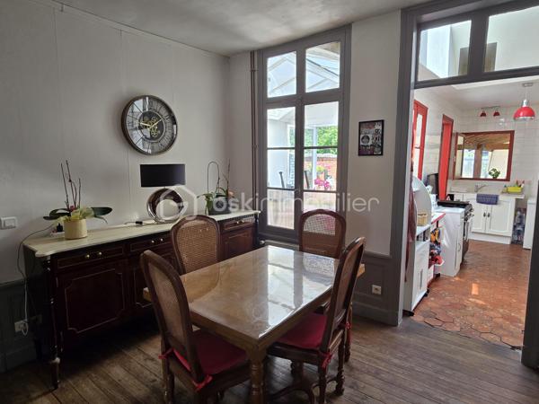 Au cœur de la commune de Breteuil (60120), Maison historique de 139m² offrant un cadre de vie unique et chargé d'histoire. 
Toutes les commodités du quotidien (écoles, commerces, transports et accès rapide à l'autoroute A16) sont accessibles immédiatement sur place. A seulement 25 minutes de Beauvais et 30 minutes d'Amiens.

Érigée sur plusieurs niveaux, cette maison est faite pour les amoureux de l'ancien grâce à la préservation de ses éléments d'époque : parquets anciens d'origine, véritables tomettes et cheminée ancienne.

Au rez-de-chaussée : L'entrée et son escalier d'époque. Ce niveau comprend un WC ainsi qu'un accès à une cave parfaitement aménagée en espace buanderie.

Au premier étage : Un palier dessert la pièce de vie. La cuisine aménagée s'ouvre sur une véranda, offrant un accès direct vers le jardin.

Au deuxième étage : Un palier distribue deux belles chambres, ainsi qu'une salle d'eau et un WC.

Au dernier étage : L'espace nuit se complète de deux autres chambres, dont l'une dispose de son propre espace dressing.

Bien que dotée d'un cachet historique, la maison est équipée d'une pompe à chaleur, de menuiseries en double vitrage et d'un ballon thermodynamique.

Un jardin entièrement clos, terrasse et véranda.

Un bien coup de cœur, rare sur le marché de Breteuil, idéal pour les familles recherchant le charme absolu de l'ancien sans aucun compromis sur le confort moderne.

Contact et expertise locale
Pour toute demande de renseignements complémentaires ou pour planifier une visite de cette demeure, contactez Julien Casanova - BSK Immobilier.

J'interviens au quotidien sur votre secteur pour vous accompagner dans la réussite de vos projets d'achat, de vente et pour réaliser votre avis de valeur ou votre estimation gratuite à Breteuil, Saint-Just-en-Chaussée, Beauvais, Tillé et Allonne (60000).