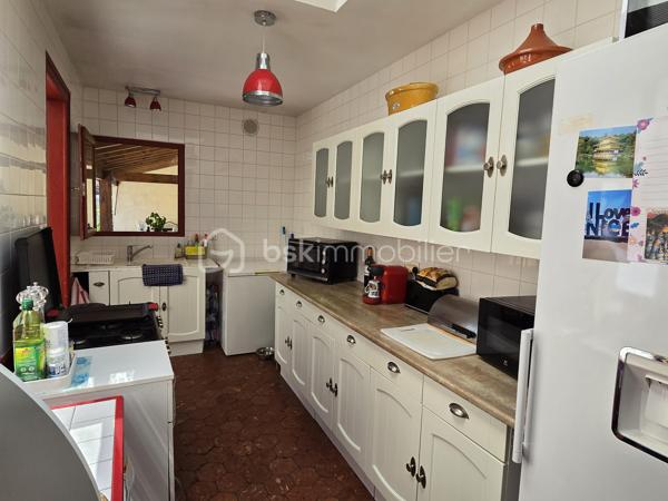 Au cœur de la commune de Breteuil (60120), Maison historique de 139m² offrant un cadre de vie unique et chargé d'histoire. 
Toutes les commodités du quotidien (écoles, commerces, transports et accès rapide à l'autoroute A16) sont accessibles immédiatement sur place. A seulement 25 minutes de Beauvais et 30 minutes d'Amiens.

Érigée sur plusieurs niveaux, cette maison est faite pour les amoureux de l'ancien grâce à la préservation de ses éléments d'époque : parquets anciens d'origine, véritables tomettes et cheminée ancienne.

Au rez-de-chaussée : L'entrée et son escalier d'époque. Ce niveau comprend un WC ainsi qu'un accès à une cave parfaitement aménagée en espace buanderie.

Au premier étage : Un palier dessert la pièce de vie. La cuisine aménagée s'ouvre sur une véranda, offrant un accès direct vers le jardin.

Au deuxième étage : Un palier distribue deux belles chambres, ainsi qu'une salle d'eau et un WC.

Au dernier étage : L'espace nuit se complète de deux autres chambres, dont l'une dispose de son propre espace dressing.

Bien que dotée d'un cachet historique, la maison est équipée d'une pompe à chaleur, de menuiseries en double vitrage et d'un ballon thermodynamique.

Un jardin entièrement clos, terrasse et véranda.

Un bien coup de cœur, rare sur le marché de Breteuil, idéal pour les familles recherchant le charme absolu de l'ancien sans aucun compromis sur le confort moderne.

Contact et expertise locale
Pour toute demande de renseignements complémentaires ou pour planifier une visite de cette demeure, contactez Julien Casanova - BSK Immobilier.

J'interviens au quotidien sur votre secteur pour vous accompagner dans la réussite de vos projets d'achat, de vente et pour réaliser votre avis de valeur ou votre estimation gratuite à Breteuil, Saint-Just-en-Chaussée, Beauvais, Tillé et Allonne (60000).