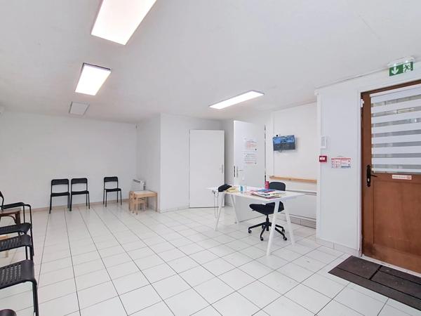 Location                                                      Local commercial
                        
                     3 pièces                                         à Brunoy