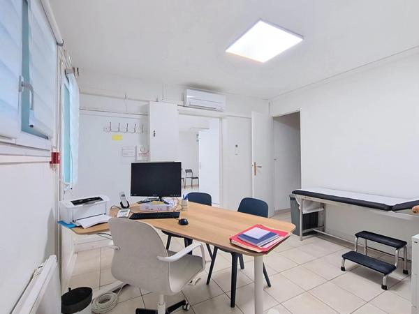 Location                                                      Local commercial
                        
                     3 pièces                                         à Brunoy