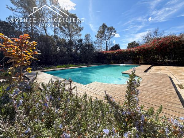 Flassans-sur-Issole (83340) Maison 107m², 1330m² de terrain, piscine, deux chambres et un bureau, au calme