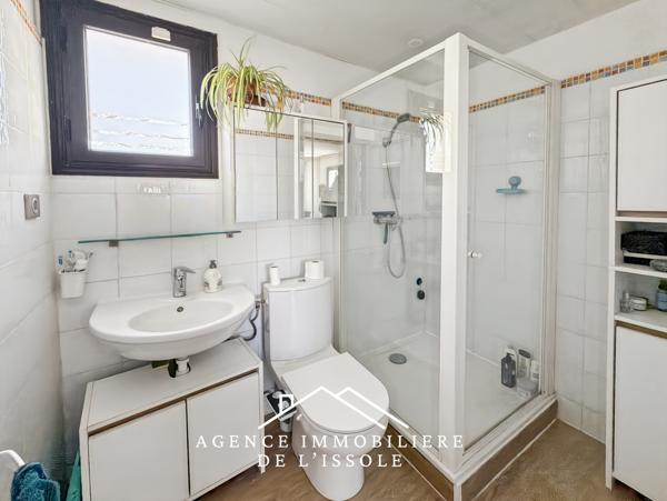 Flassans-sur-Issole (83340) Maison 107m², 1330m² de terrain, piscine, deux chambres et un bureau, au calme