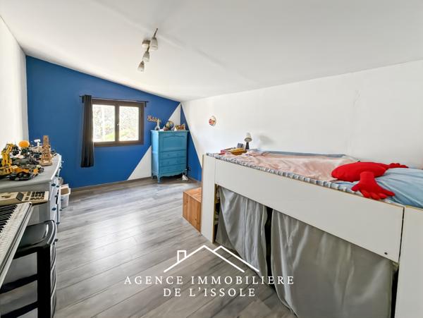 Flassans-sur-Issole (83340) Maison 107m², 1330m² de terrain, piscine, deux chambres et un bureau, au calme