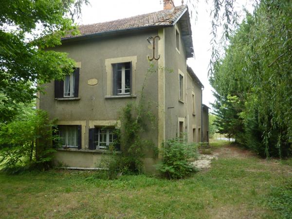 Belvès  Ensemble à rénover avec maison, dépendances et parcelle constructible