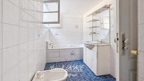 Maison familiale avec possibilité d'extension Deux logements , une seule acquisition : idéal famille ou investissement – Calme & Vue dégagée – Marseille 13e les mourets