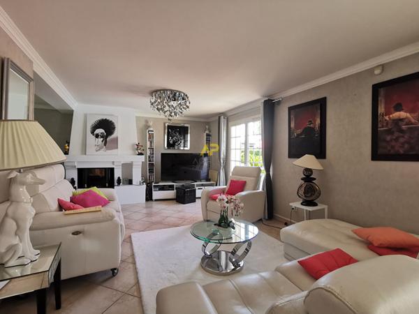 Maison avec PISCINE 625 000 € ** - Référence 1307