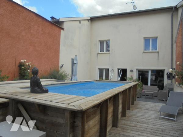 Grande maison de village clé en main avec piscine et terrain